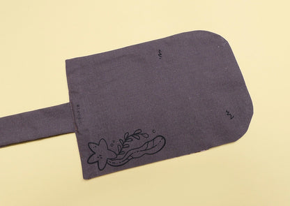 Mini trousse A6 trop mignonne en forme de loutre ! Poches intérieures. Faite entièrement à la main (dessin, sérigraphie et couture).