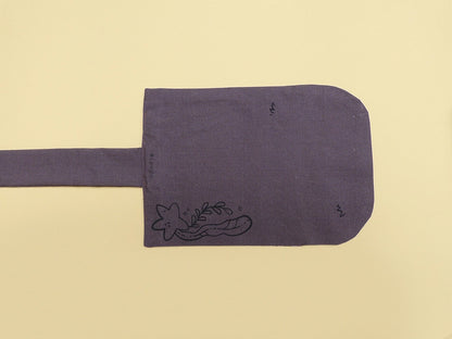 Mini trousse A6 trop mignonne en forme de loutre ! Poches intérieures. Faite entièrement à la main (dessin, sérigraphie et couture).